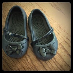 CROCs Mary Janes. Size 4 excellent condition.